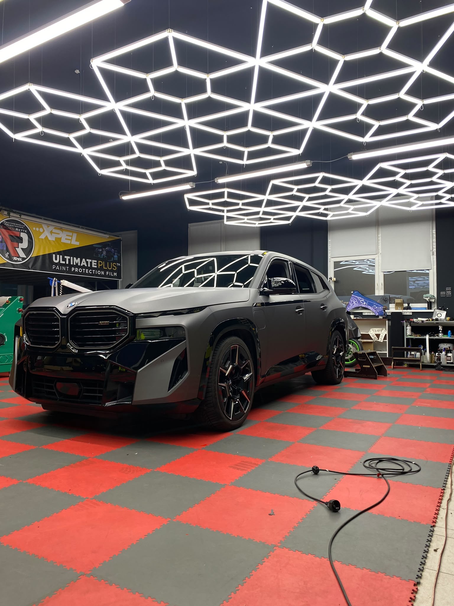 BMW XM nach der Folierung in mattem Grau