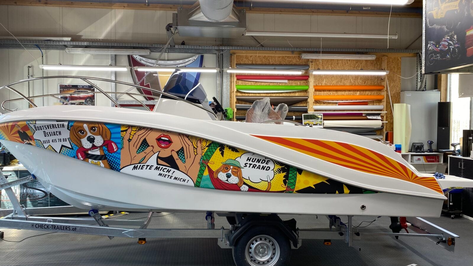 Boot mit farbenfroher Designfolierung