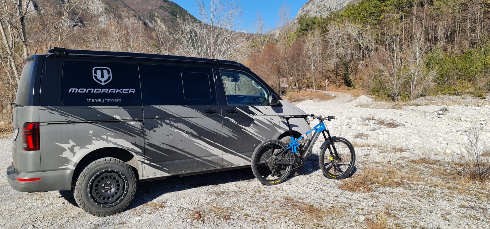 Folierter Camper mit Mountainbike-Design