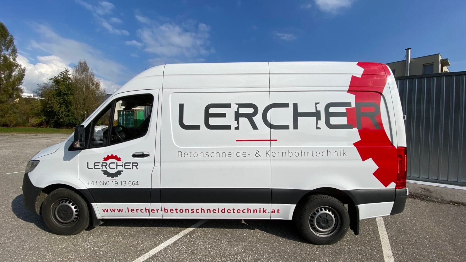 Professionell beschrifteter Firmen-Transporter